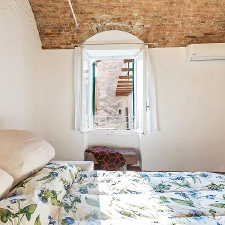 Of An Old Building In The Center Of Apartament San Remo